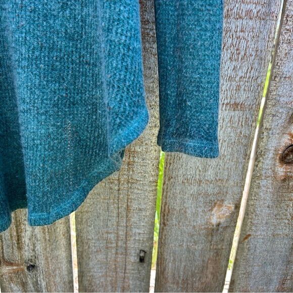 Others Follow long sleeve hooded thin sweater type high low bottom. Large. - Picture 7 of 11